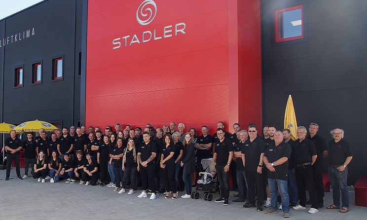  Group photo of employees in front of the STADLER GmbH company building