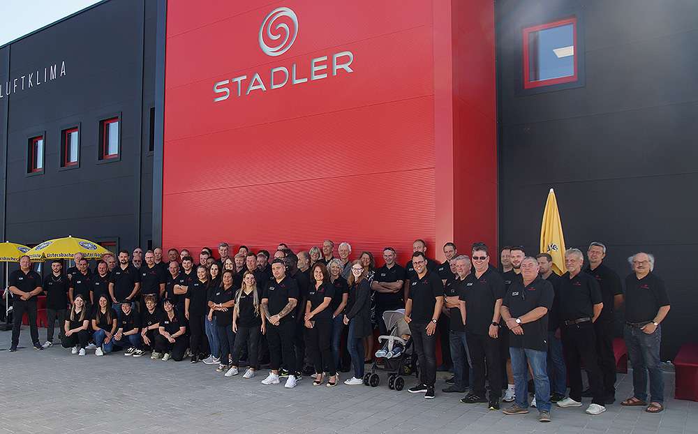 Gruppenfoto von Mitarbeitern vor dem Firmengebäude der STADLER GmbH