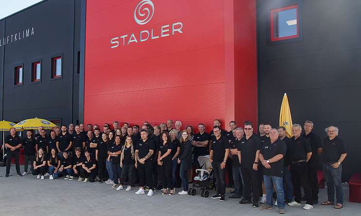  Group photo of employees in front of the STADLER GmbH company building