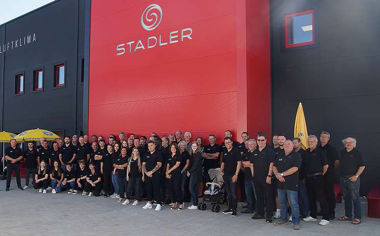 Gruppenfoto von Mitarbeitern vor dem Firmengebäude der STADLER GmbH