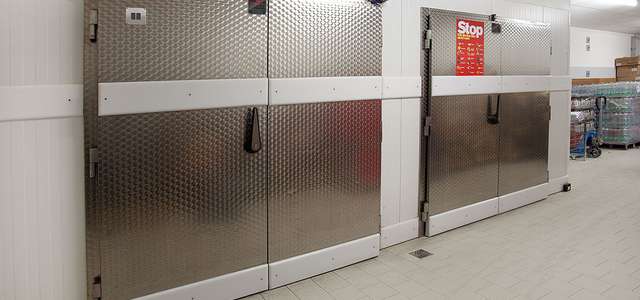 Zwei Kühlraumtüren aus Metall mit einem Hexagon-Muster