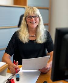 Margret Lutzenberger bei der Arbeit am Schreibtisch