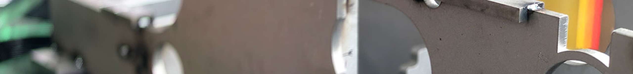 Close-up eines Metallteils mit kreisförmigen Löchern