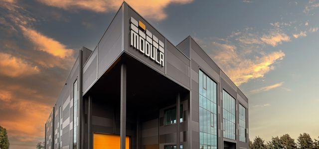 Perspektivansicht eines modernen Industriegebäudes vor vor einem Sonnenuntergang.